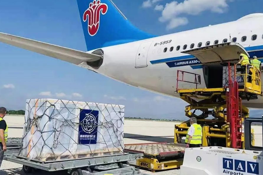 <a href=http://www.fsdgjkd.com target=_blank class=infotextkey>国际快递</a>,国际物流,国际空运,北京飞时达快递代理<a href=http://www.fsdgjkd.com target=_blank class=infotextkey>国际快递公司</a>FedEx,DHL,UPS,EMS航空SAL海运。为全球的公司和个人提供运输文件包裹,液体粉末,食品药品,私人物品行李托运服务,包括往返中国的物流需求。