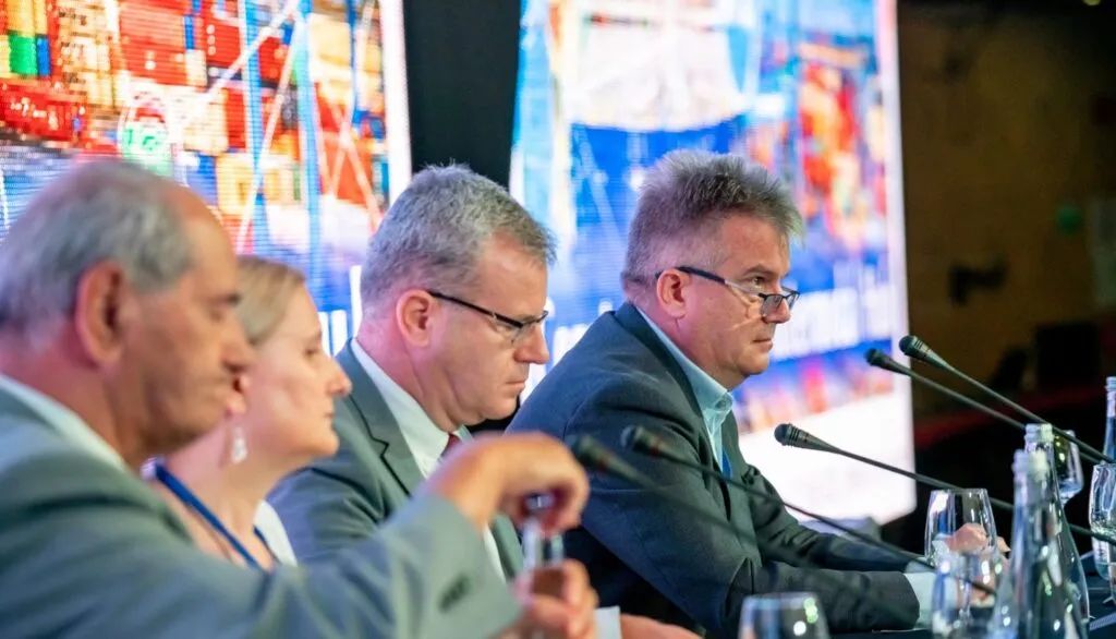 原因可能有哪些? 2022年07月21日 09时 探索新丝路 2月底俄乌战争的爆发-空运流程