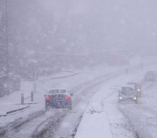 英国等地遭受暴雪侵袭