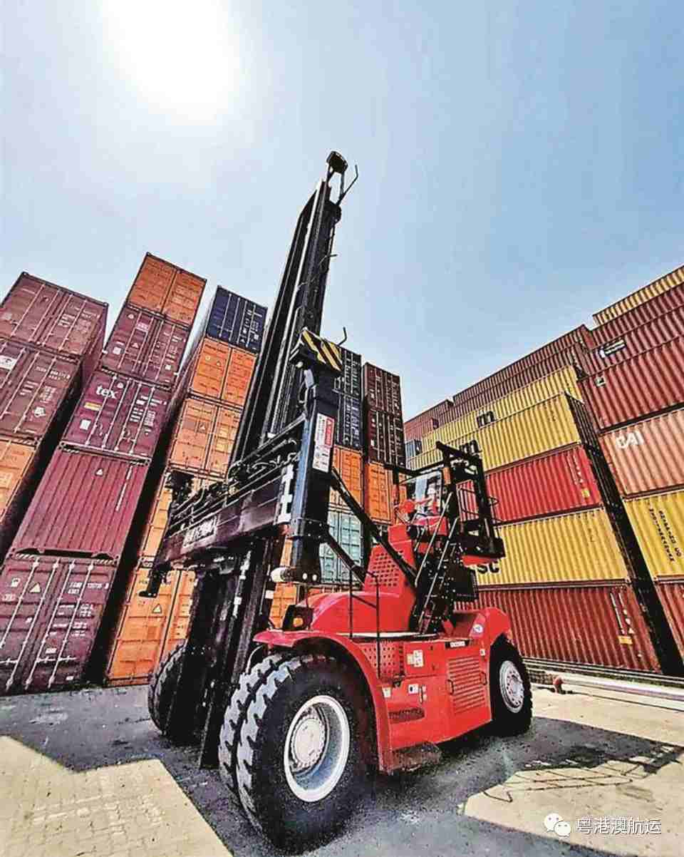 此批空箱堆 高机采用全电力驱动-利雅得空运