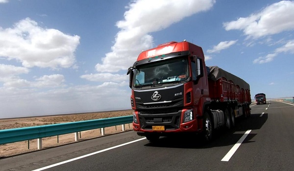 近期300台乘龙子母车批量交付山东某运输公司-DHL快递