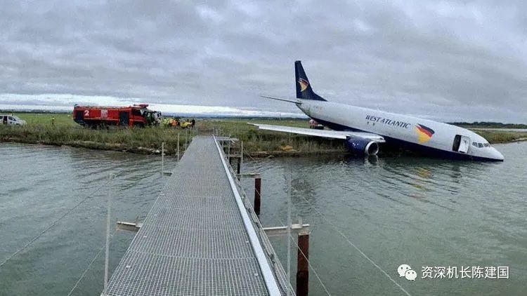 这“货”八成是渴了,冲出跑道喝口水-加拿大双清